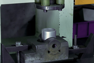 ステンレス鋼板の取り扱い-手すり継手の成形機